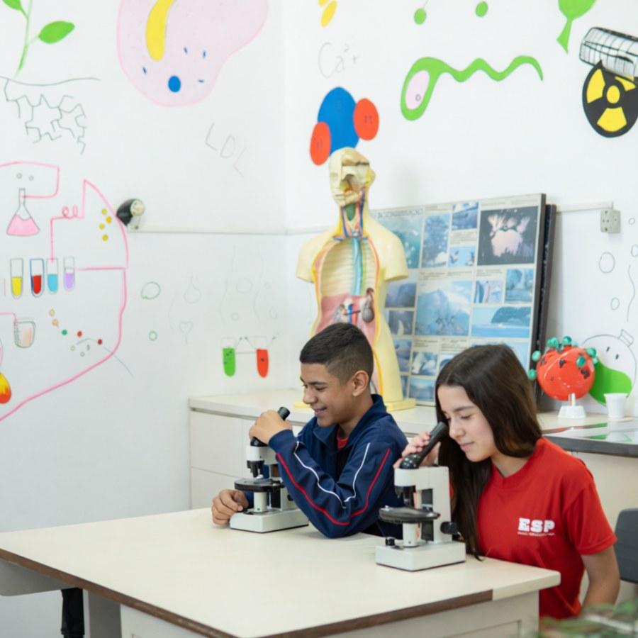 Alunos do Fundamental II em aula de ciências na ESP